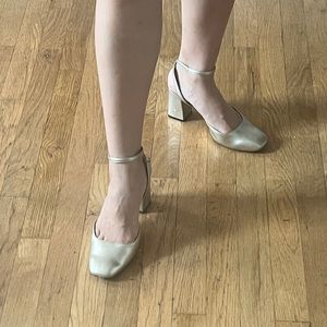 Cute and comfy Topshop light gold tone mary jane shoes heels